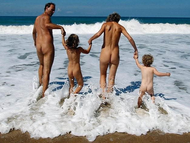 ヌーディズムビデオドイツ - 海と裸の家族旅行で泳いで | Nudism videos Germany - swimming in the sea and naked family vacation [European naturism]